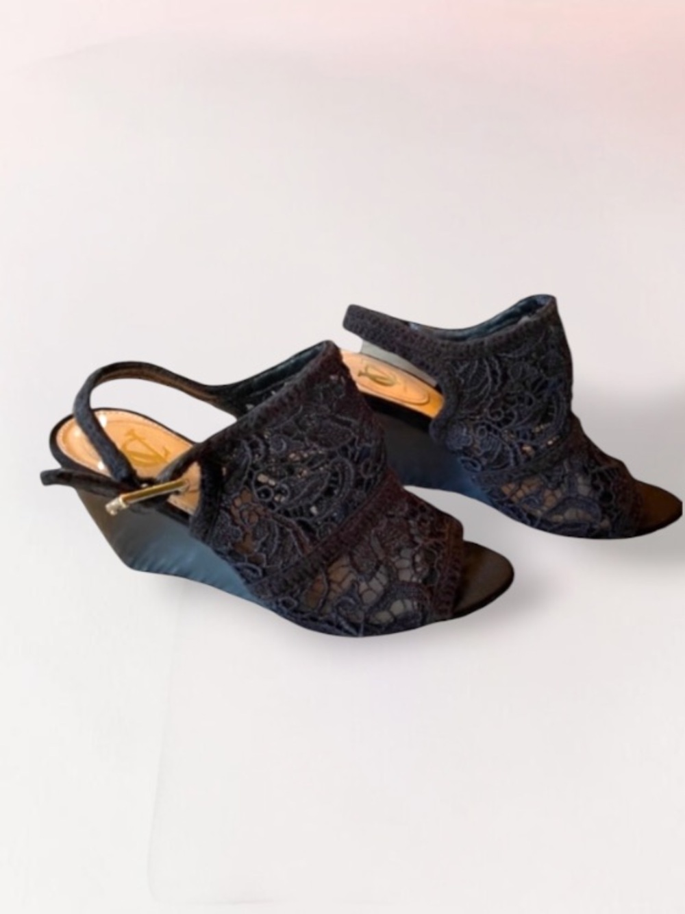 VINCE CAMUTO Signature Black LACE Heels Size 7